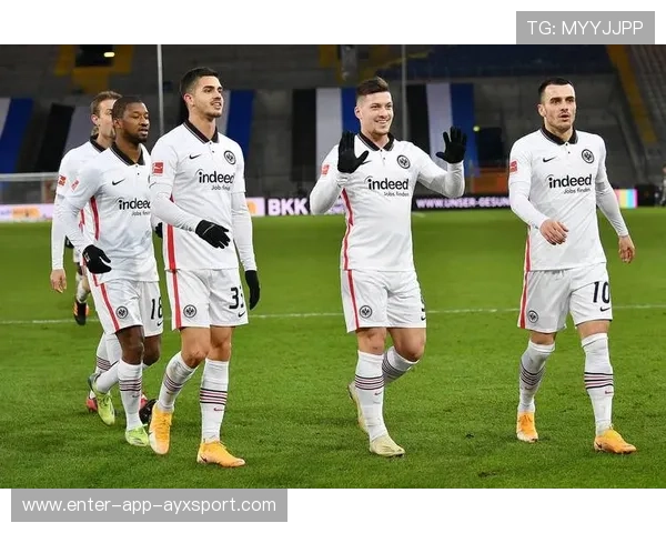 德甲法兰克福抓住中路空档,形成多次威胁 德甲法兰克福抓住中路空档,形成多次威胁