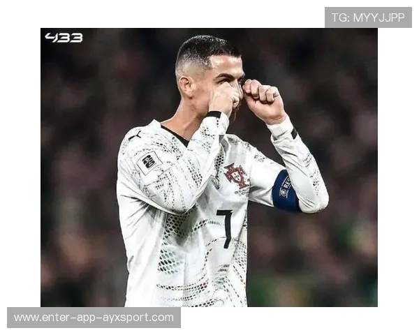 C罗发布“神秘动作照”引爆话题:他到底在暗示什么? C罗发布“神秘动作照”引爆话题:他到底在暗示什么?