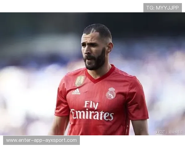 皇马本泽马禁区前精准推送，助攻前锋精彩进球！